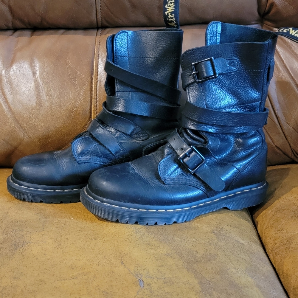 Mens size 9 womens 10 Dr. Martens strap boots